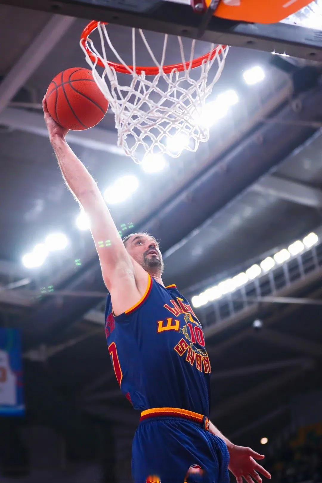 今夜CBA常规赛焦点战；圣安东尼奥马刺刷新队史纪录；压力陡增；临场指挥获称赞的简单介绍