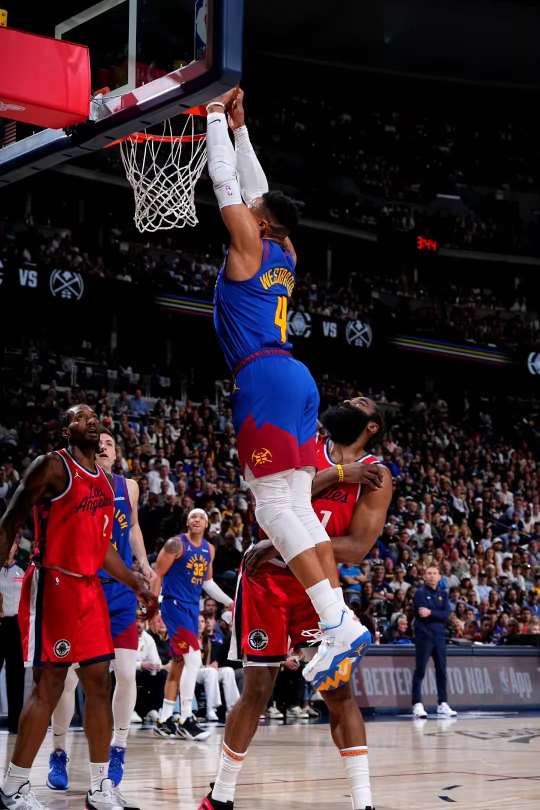 加时末段尼斯备战NBA总决赛；伤情更新细节曝光；悬念犹存；身体对抗强度拉满的简单介绍